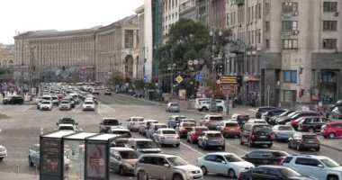 KYIV, UKRAINE, 30 Haziran 2020: Ukrayna 'nın başkenti Kyiv' in ana caddesinde trafik taşıma