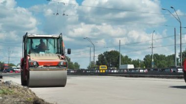 KYIV, UKRAINE, 19 Haziran 2020: Ukrayna 'nın başkenti Kyiv' deki Stepan Bandera Bulvarı 'nda yol silindirleri