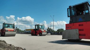 KYIV, UKRAINE, 19 Haziran 2020: Ukrayna 'nın başkenti Kyiv' deki Stepan Bandera Bulvarı 'nda yol silindirleri