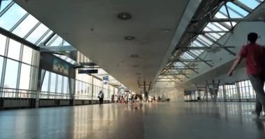 KYIV, UKRAINE, 21 AĞUSTOS 2020: Ukrayna 'nın Kyiv kentindeki ana tren istasyonunda Sinema 4K Timelapse Halkı