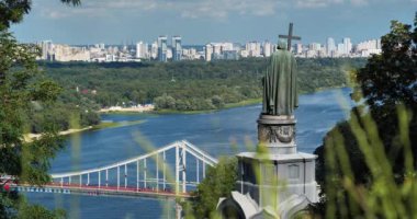 Ukrayna 'nın başkenti Kyiv ve Saint Vladimir Anıtı ve Pedestrian Köprüsü' nün 4K Panoramik Manzarası