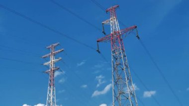 Güç iletim kuleleri ve bulutlar zaman ayarlı