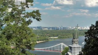 Ukrayna 'nın başkenti Kyiv' in Timelapse Manzarası. Aziz Vladimir Anıtı ve Yaya Köprüsü