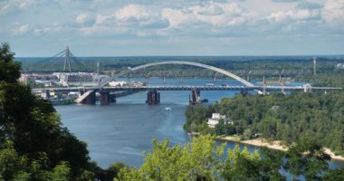 Ukrayna 'nın başkenti Kyiv' de Dinyeper Nehri üzerinde yeni bir köprü inşa edildi.