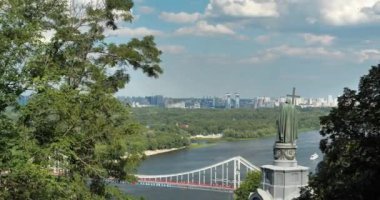Ukrayna 'nın başkenti Kyiv' in Sinema 4K Timelapse Manzarası. Aziz Vladimir Anıtı
