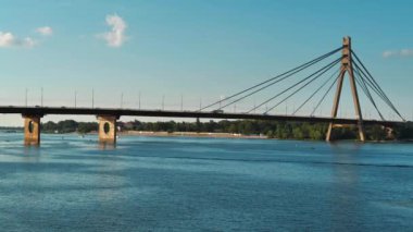 Ukrayna 'nın başkenti Kyiv' deki Dinyeper Nehri üzerindeki Nord köprüsü.