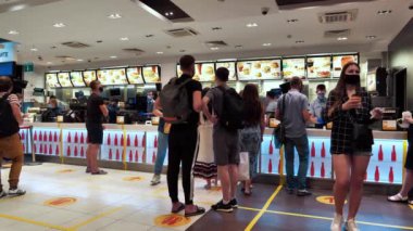 UKRAINE, KYIV, 23 Haziran 2020: Kyiv şehrindeki McDonalds fast food restoranında maskeli insanlar, Covid-19 salgınında çalışıyorlar
