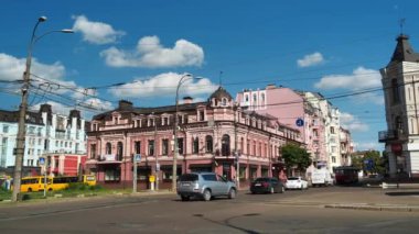 UKRAINE, KYIV, 29 Haziran 2020: Ukrayna 'nın başkenti Kyiv' in tarihi Podil mahallesinde yol trafiği