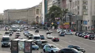 KYIV, UKRAINE, 29 Haziran 2020: Ukrayna 'nın başkenti Kyiv' in ana caddesinde Timelapse Yolu trafiği