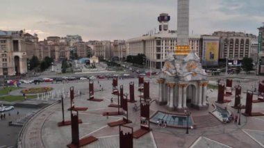 UKRAINE, KYIV, 25 Haziran 2020: Ukrayna 'nın başkenti Kyiv' de akşam Independence Square veya Meydan Nezalezhnosti 'nin Timelapse View