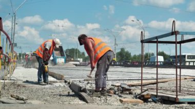 UKRAINE, KYIV, 29 Haziran 2020: Ukrayna 'nın başkenti Kyiv' deki Stepan Bandera Caddesi 'nde köprü zemininin yenilenmesi için yol çalışmaları