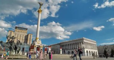 KYIV, UKRAINE, 23 Haziran 2020: Ukrayna 'nın başkenti Kyiv' deki Independence Meydanı veya Meydan Nezalezhnosti 'deki Zaman Çizelgesi İnsanları