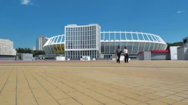 KYIV, UKRAINE, 28 Temmuz 2020: Ukrayna 'nın başkenti Kyiv' deki Olimpiyat Stadyumu olarak da bilinen Olimpiyat Ulusal Spor Kompleksi yakınındakiler
