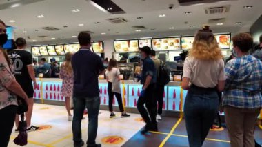 UKRAINE, KYIV, 30 Haziran 2020: Kyiv şehrindeki McDonalds fast food restoranında maskeli insanlar, Covid-19 salgınında çalışıyorlar