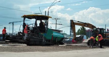 KYIV, UKRAINE, 29 Haziran 2020: Ukrayna 'nın başkenti Kyiv' deki Stepan Bandera Bulvarı 'nda asfalt yerleştirme makinesi ve kazıcı