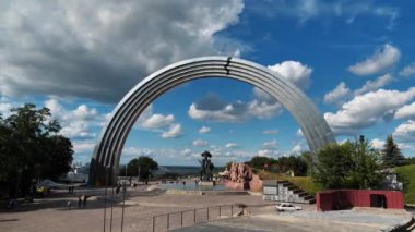 KYIV, UKRAINE, 25 Temmuz 2020: Ukrayna 'nın başkenti Kyiv' deki Halk Dostluğu Arch veya Arka druzhby narodiv yakınlarındaki insanlar