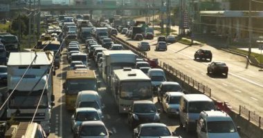 KYIV, UKRAINE, 29 Haziran 2020: Ukrayna 'nın başkenti Kyiv' de trafik sıkışıklığı