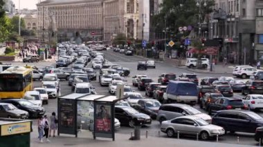 KYIV, UKRAINE, 19 Haziran 2020: Ukrayna 'nın başkenti Kyiv' in ana caddesinde yol trafiği