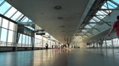 KYIV, UKRAINE, 21 AĞUSTOS 2020: Ukrayna 'nın başkenti Kyiv' deki Kiev-Pasazhyrskyi tren istasyonundaki İnsanlar