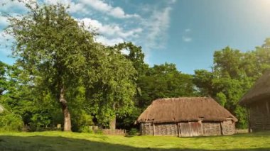 Ahşap evleri olan eski bir köy