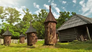 Köyde eski ahşap arı kovanları