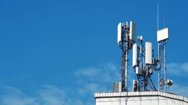 Gökyüzü arka planındaki baz istasyonları