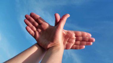 Yavaş Çeken Kadın elleri kelebek yapıyor