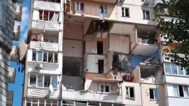 Konut binasındaki gaz patlaması sonrası hasar