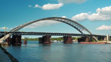 Ukrayna 'nın başkenti Kyiv' de Dinyeper Nehri üzerinde yeni büyük bir köprü inşa edildi.