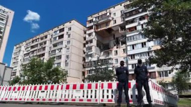 KYIV, UKRAINE, 25 Haziran 2020: Ukrayna 'nın başkenti Kyiv' de yaşanan gaz patlaması sonrasında iki polis memuru binanın yakınında duruyor