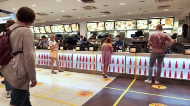 KYIV, UKRAINE, 23 Haziran 2020: Covid-19 salgını sırasında çalışan Kyiv şehrindeki McDonalds fast food restoranında insanlar