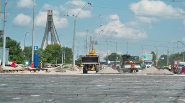 KYIV, UKRAINE, 29 Haziran 2020: Ukrayna 'nın başkenti Kyiv' deki Stepan Bandera Caddesi 'nin yenilenmesi için yol çalışmaları. Nord Köprüsü Görünümü