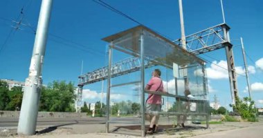 KYIV, UKRAINE, 29 Haziran 2020: Ukrayna 'nın başkenti Kyiv' deki Stepan Bandera Bulvarı 'nda halk toplu taşımacılık durağında ve yayalar