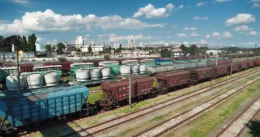 KYIV, UKRAINE, 29 Haziran 2020: Ukrayna 'nın başkenti Kyiv' deki Pochaina tren istasyonunda yük trenleri