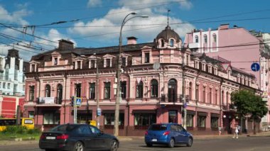 KYIV, UKRAINE, 29 Haziran 2020: Ukrayna 'nın başkenti Kyiv' in tarihi Podil mahallesinde yol trafiği