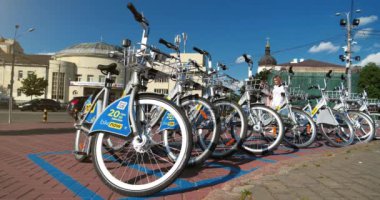 KYIV, UKRAINE, 29 Haziran 2020: Kiev şehrinde kiralık bisiklet parkı. Bisiklet paylaşım sistemi, halka açık bisiklet şeması - bisikletler ücret karşılığında bireylere ortak kullanım için kullanılabilir hale getirilir