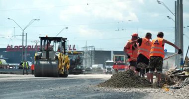 KYIV, UKRAINE, 29 Haziran 2020: Ukrayna 'nın başkenti Kyiv' deki Stepan Bandera Caddesi 'nde yol işçileri