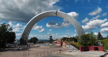 KYIV, UKRAINE, 25 Temmuz 2020: Ukrayna 'nın başkenti Kyiv' deki Halk Dostluğu Başyapıtı veya Arka druzhby narodiv 'in Zoom görünümü