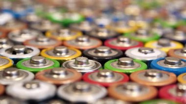 Birçok kullanılmış pil AA tipi