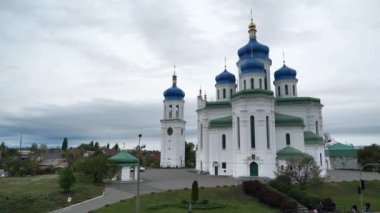 Kutsal Üçleme Katedrali veya Troieshchyna Katedrali, Kyiv 'deki en büyük Ukrayna Ortodoks kiliselerinden biridir.