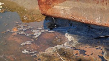 Slow Motion Water büyük metal bir borudan akar. Kum ocağının drenaj sistemi