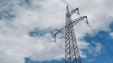 Güç iletim kulesi ve fırtına bulutları zaman ayarlı