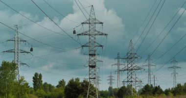 Güç iletim kuleleri ve fırtına bulutları