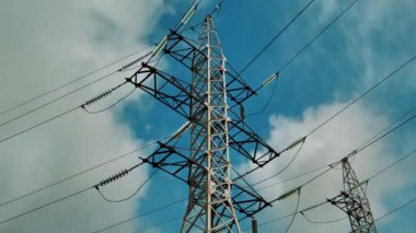 Güç iletim kuleleri ve bulutlar zaman ayarlı
