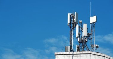 Gökyüzü arka planında 5G Hücre Kuleleri
