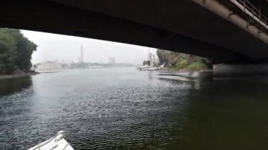 Gemi Kahire, Mısır 'da köprünün altından geçiyor.
