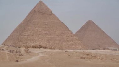 Mısır 'ın Kahire yakınlarındaki Giza şehrindeki büyük piramitler. Khufu ve Khafre Piramitleri