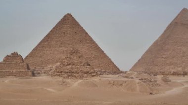 Giza piramit kompleksi, Giza Necropolis olarak da bilinir, Mısır 'ın Kahire kenti yakınlarındaki Giza Platosu' nda yer alır. Khufu, Khafre ve Menkaure Piramitleri