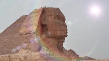 Büyük Sfenks ve Büyük Giza Piramidi, Mısır 'da Khufu Piramidi olarak da bilinir. Gökyüzünde, piramidin yanında yanıp sönen parlak ışık.