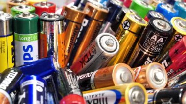 UKRAINE, KIEV, Mart 21, 2020: Çeşitli üreticilerin çok renkli pilleri